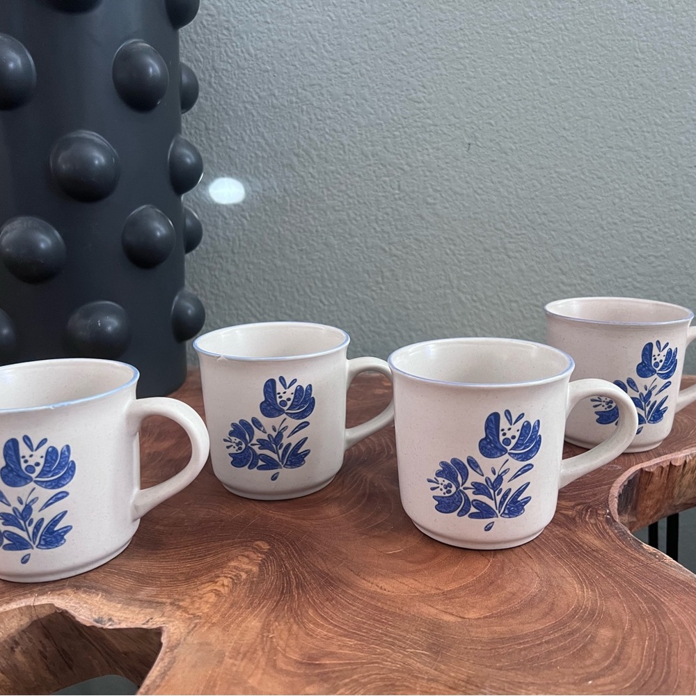 Set of 4 Yorktowne mugs by PFALTZGRAFF ☕️